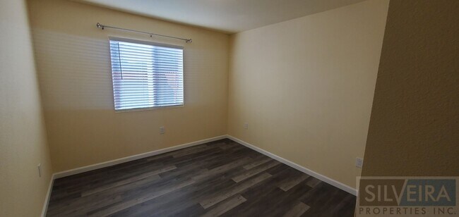 Building Photo - Private 2 Bedroom Unit