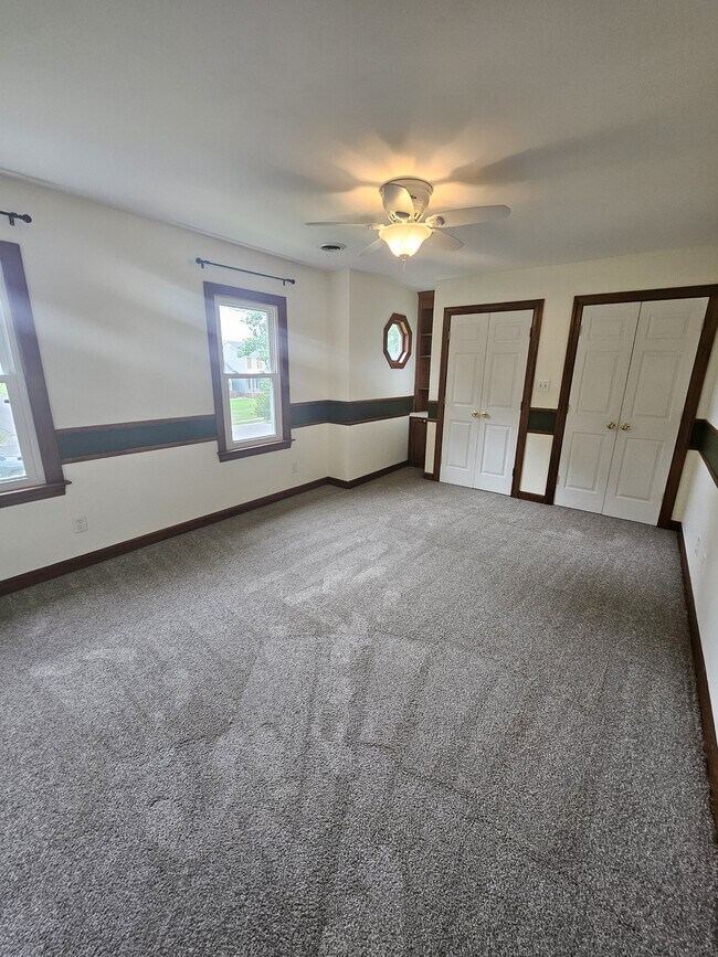 Building Photo - 402 E Raintree Ln