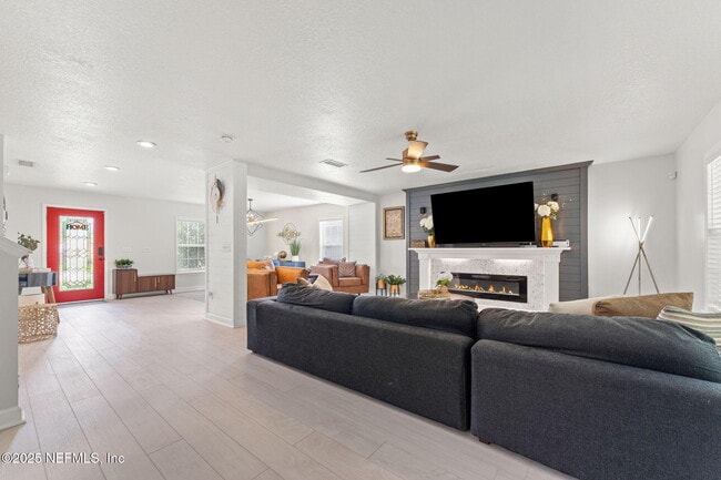 Building Photo - 75309 Ravenwood Dr