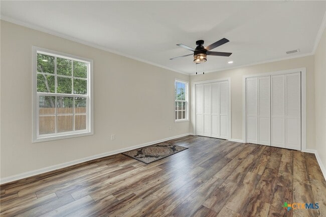 Building Photo - 312 N La Vernia St