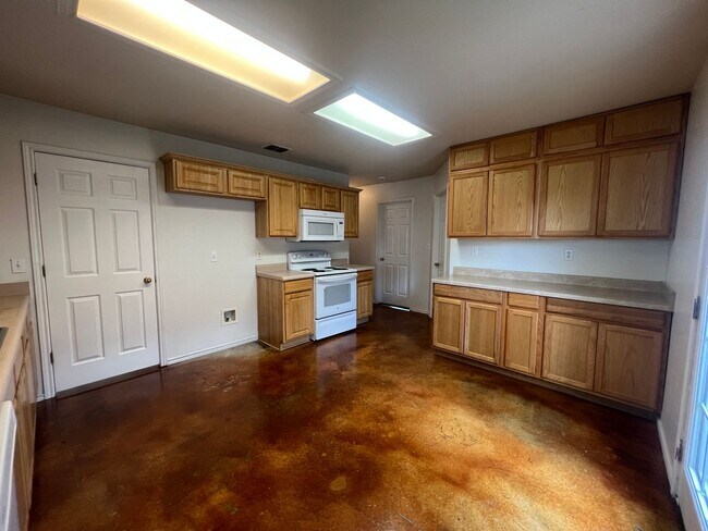 Building Photo - Large 3/2/2 Duplex with Easy Access to IH ...