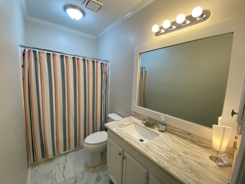 Building Photo - 70 Lake Barnett Dr