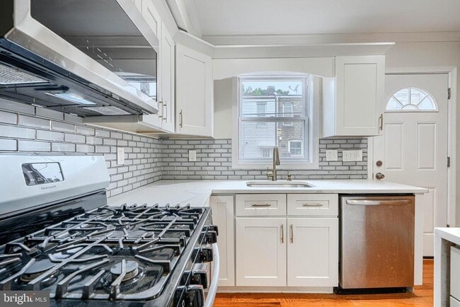 Building Photo - 404 N Robinson St