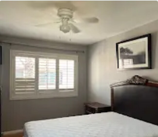 Building Photo - BEAUTIFUL TOWNHOUSE WITH 2 CAR GARAGE