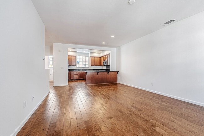 Building Photo - 1,331 sq ft with 2 on-suite bedrooms and o...