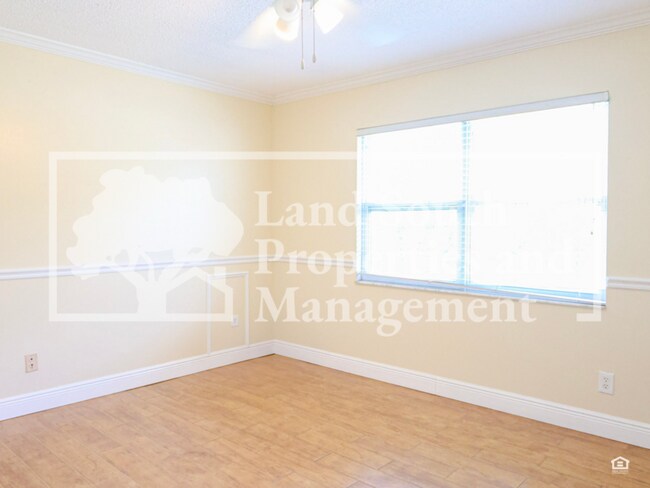 Building Photo - 631 Queens Loop N