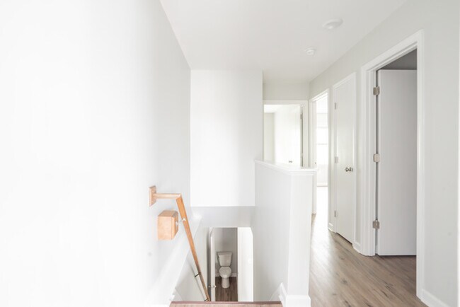 Building Photo - Spacious & Upgraded Luxury Home