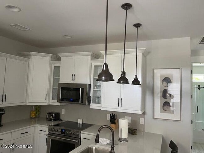 Building Photo - Fully furnished! Welcome to your dream ren...
