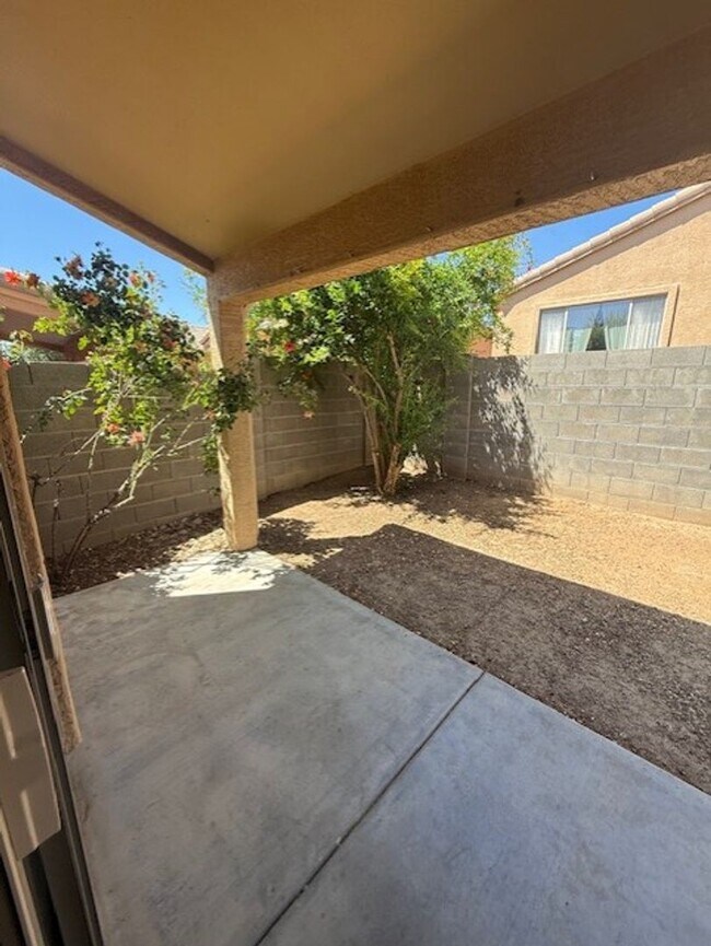 Building Photo - 3 Bedroom 2 Bath Home - Contact Property Pros Property Management
