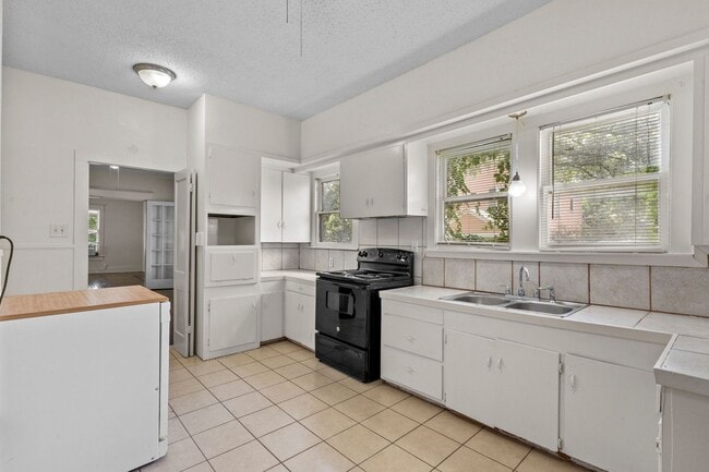Building Photo - Charming 3 bedroom 1940's bungalow!