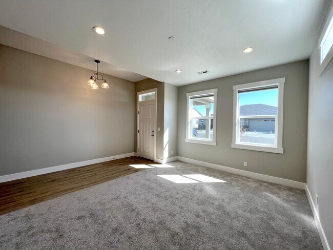 Building Photo - 2609 Sunray Ave