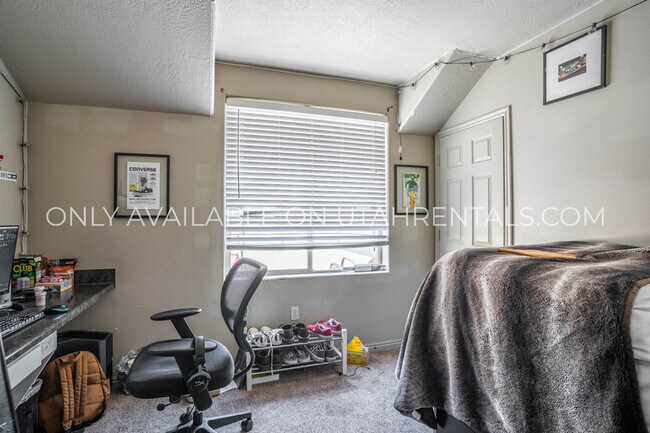 Building Photo - 892 E 700 N