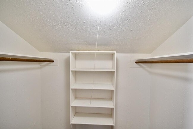 Building Photo - 4404 Basswood Ln