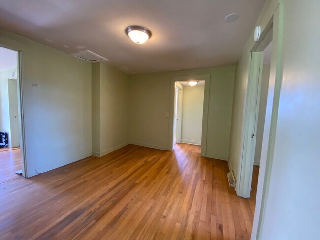 Building Photo - Woodfin - 1920's Cottage