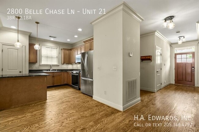 Building Photo - 2800 Belle Chase Ln