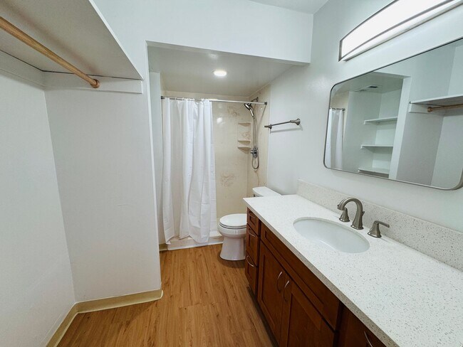 Building Photo - 1-Bedroom Condo in the Heart of Honolulu – Newly Renovated - with parking!