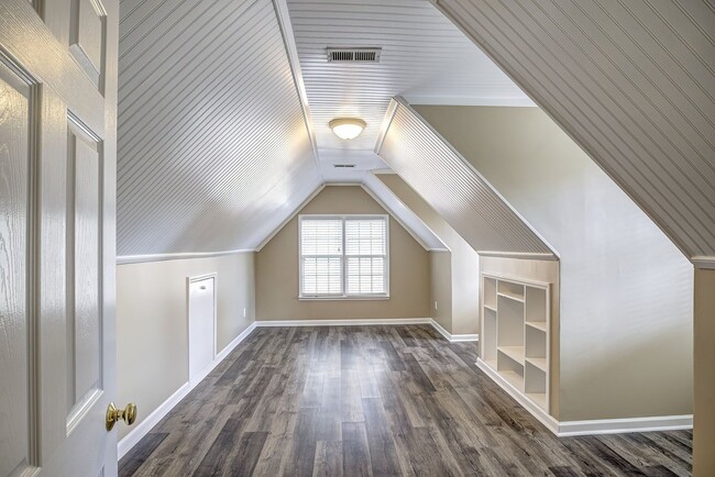Building Photo - 3 Bedroom Home with Large Fenced in Yard, 2 Car Garage & Bonus Room!