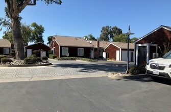 Building Photo - Rare 3 bedroom, 2 bathroom unit in the desirable Lincoln Village West neighborhood! Nearly 1350 s...