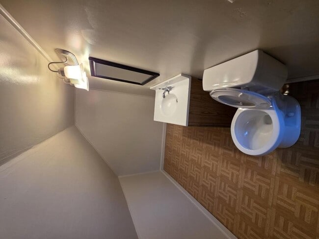 Building Photo - 466 W McKibben St