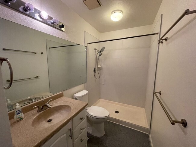 Building Photo - Crosspointe Centrally Located in Honolulu ...