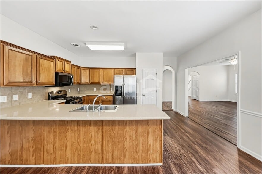 Building Photo - 131 Village Dr