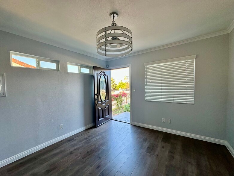 Building Photo - 4315 Kenwood Ave