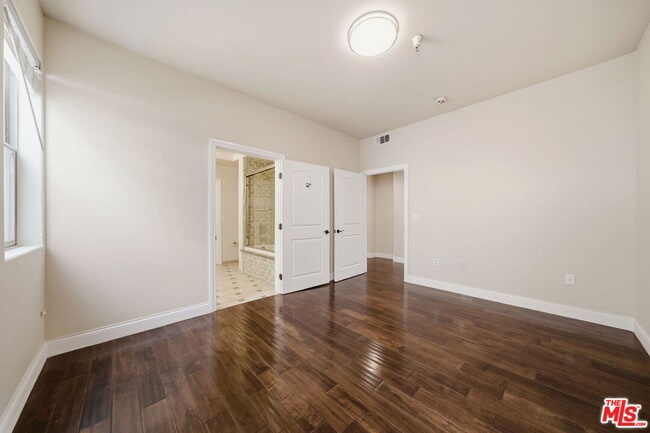 Building Photo - 320 S Swall Dr