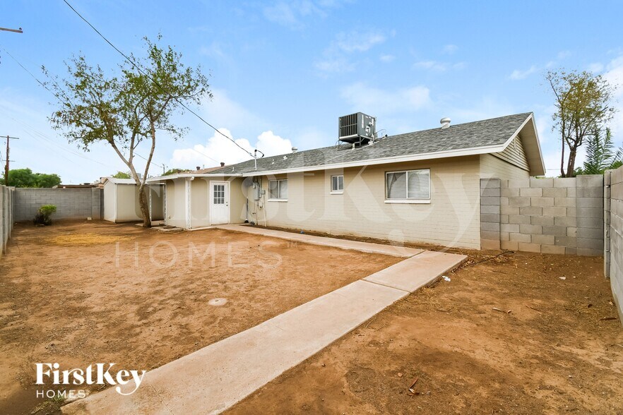 Building Photo - 940 E Loma Vista Dr