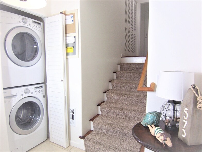 Building Photo - 313 S Rios Ave