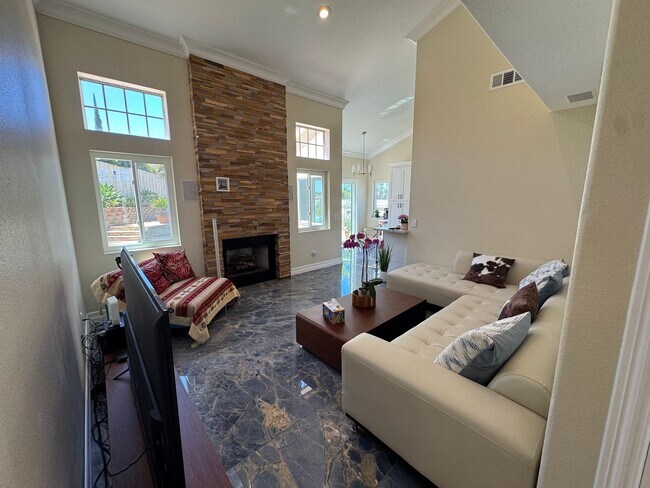 Building Photo - Luxury 4 Bedroom house