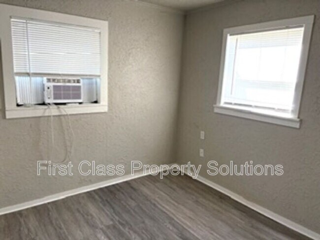 Building Photo - 404 S Burdick St