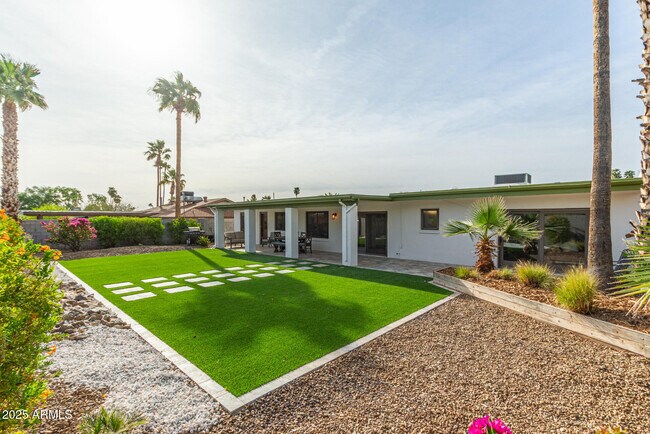 Building Photo - 2542 E Cochise Rd