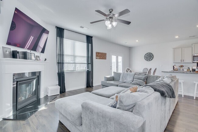 Building Photo - Beautiful 5 Bedroom 3 Bath