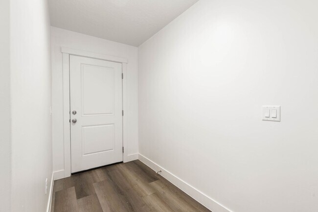 Building Photo - 4 bed | 2 1/2 bath | 2 car garage in Desert Canyon with washer/dryer/fridge!