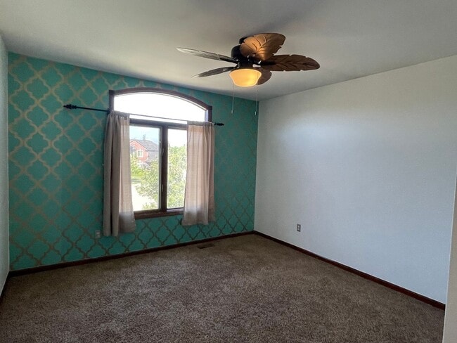 Building Photo - Clinton Twp Home-4-Bedroom, 2.5 Baths, Lau...