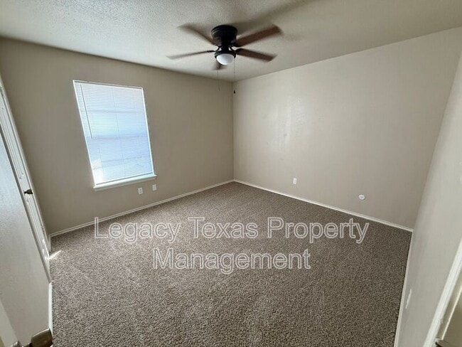 Building Photo - 1607 N Nolan River Rd