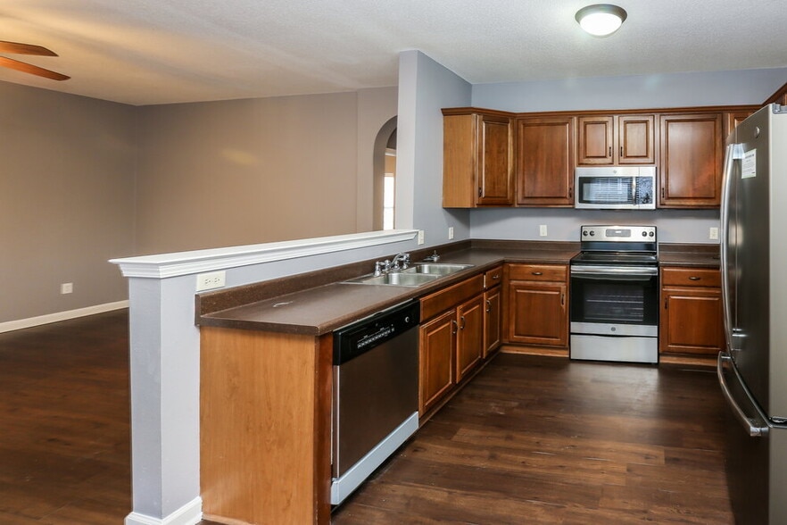 Building Photo - 9918 White Poplar Dr