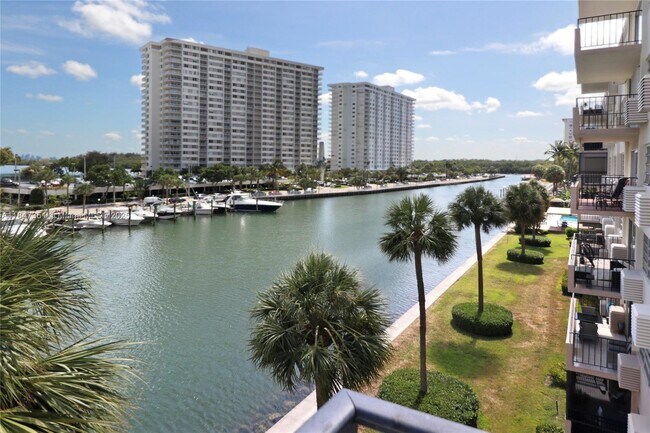 Building Photo - 220 Kings Point Dr