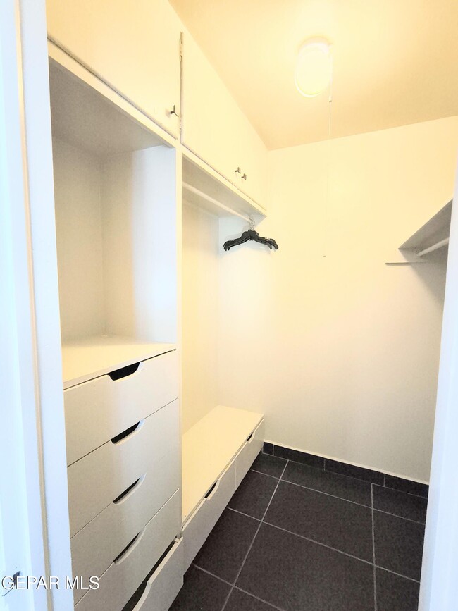 Building Photo - 333 Eubank Ct