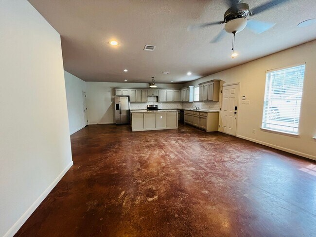 Building Photo - 2801 Sandage Ave