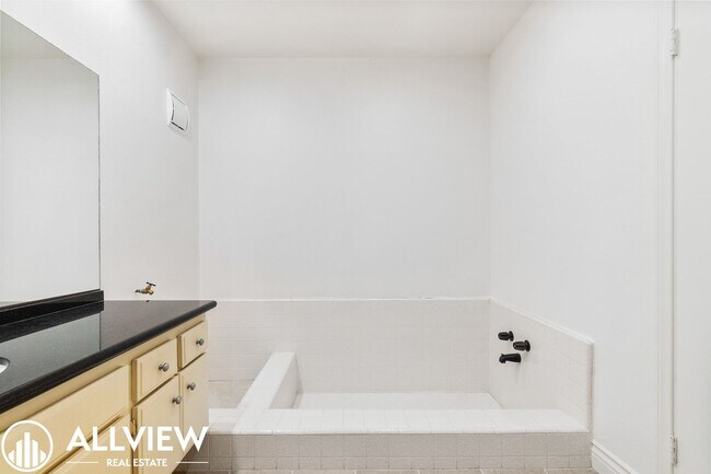 Building Photo - 3 Bedroom, 2 Bath Home Available In Jasmin...