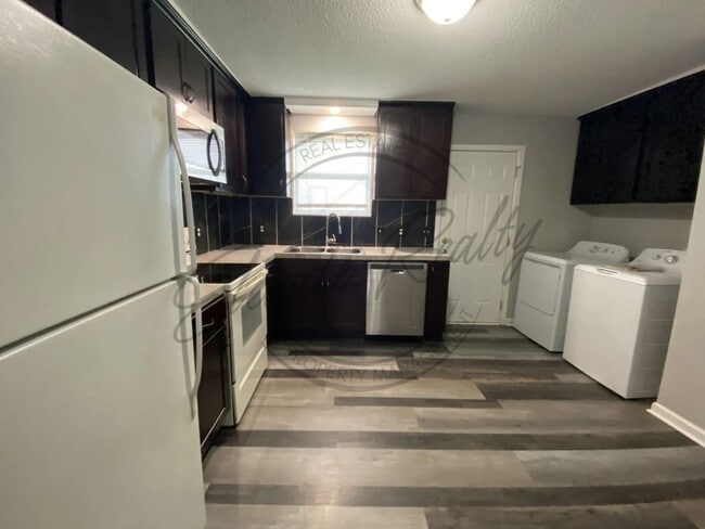 Building Photo - Updated Two Bedroom Ranch Duplex in Hermitage, 1/2 off First Months Rent!