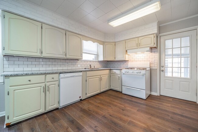 Building Photo - Updated 2 Bedroom Ranch with Sunroom & Garage!