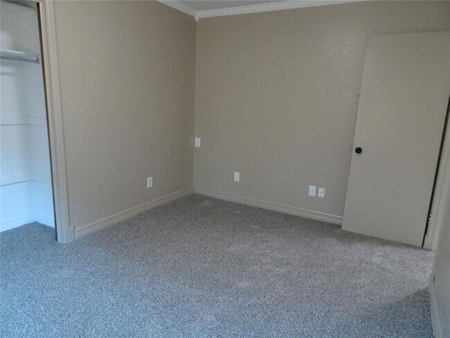 Building Photo - 600 Oak Creek Dr