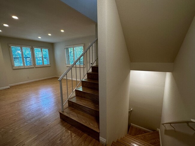 Building Photo - Townhouse in the heart of Pasadena