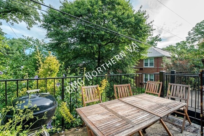 Building Photo - 108 N George Mason Dr