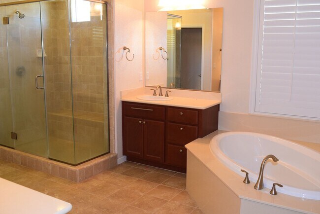 Building Photo - 4 Bed/3.5 Bath Home in Elk Grove! -  Resident Benefit Package Property