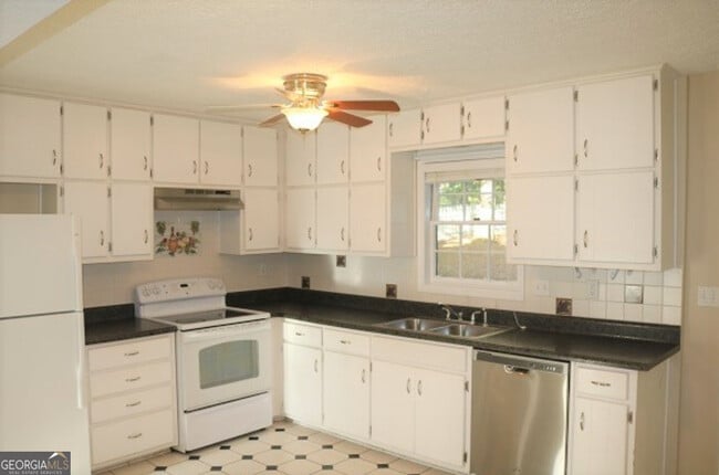 Building Photo - 102 Sauterne Way