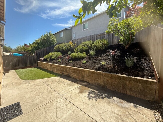 Building Photo - Gorgeous 3BD/2.5BA Single-Family Home for ...