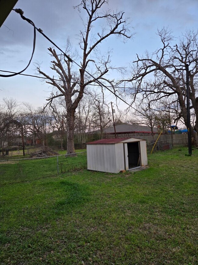 Building Photo - Bryan - 4 bedroom / 2 bath / fenced in bac...